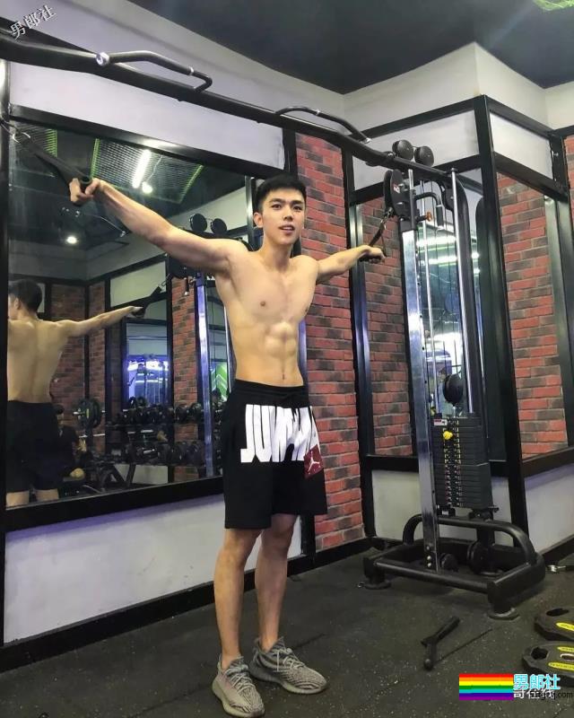 白嫩运动系肌肉男生太奔放，喜欢空挡健身秀身材，实力真是不俗！ - 51虹马