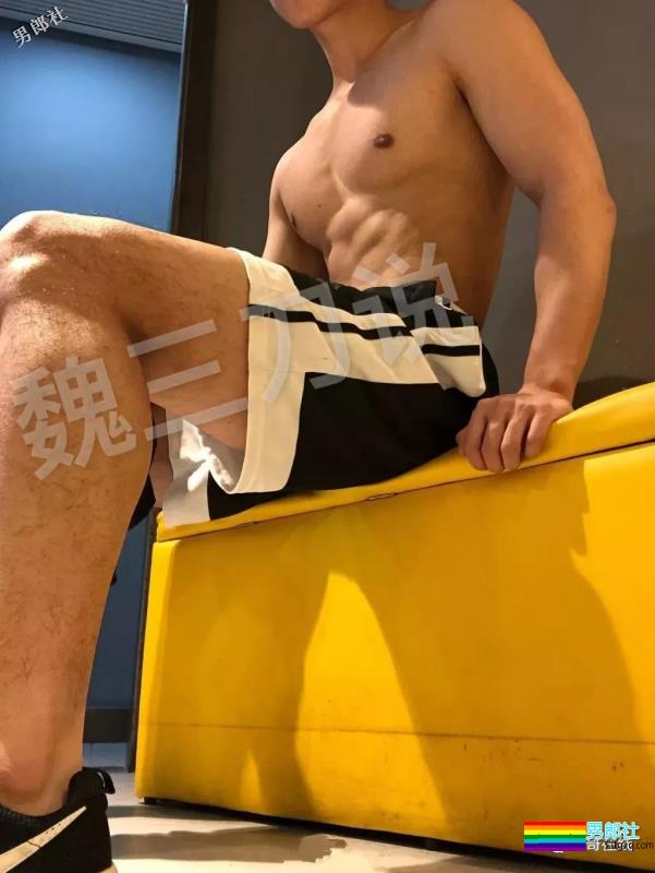 白嫩运动系肌肉男生太奔放，喜欢空挡健身秀身材，实力真是不俗！ - 51虹马