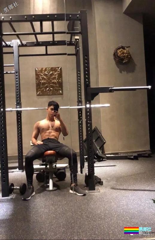 白嫩运动系肌肉男生太奔放，喜欢空挡健身秀身材，实力真是不俗！ - 51虹马