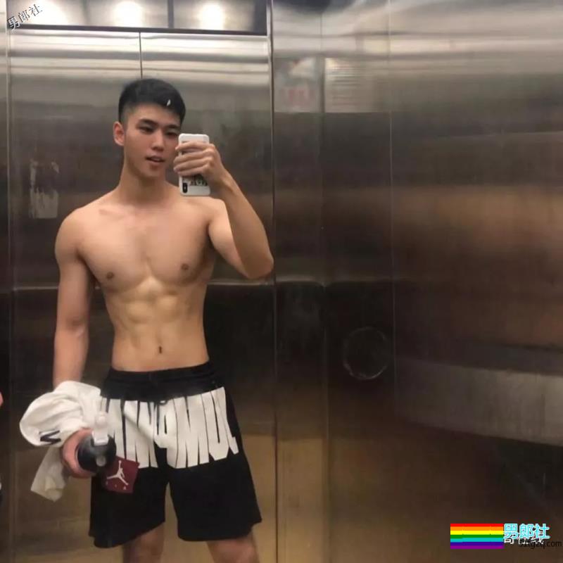 白嫩运动系肌肉男生太奔放，喜欢空挡健身秀身材，实力真是不俗！ - 51虹马