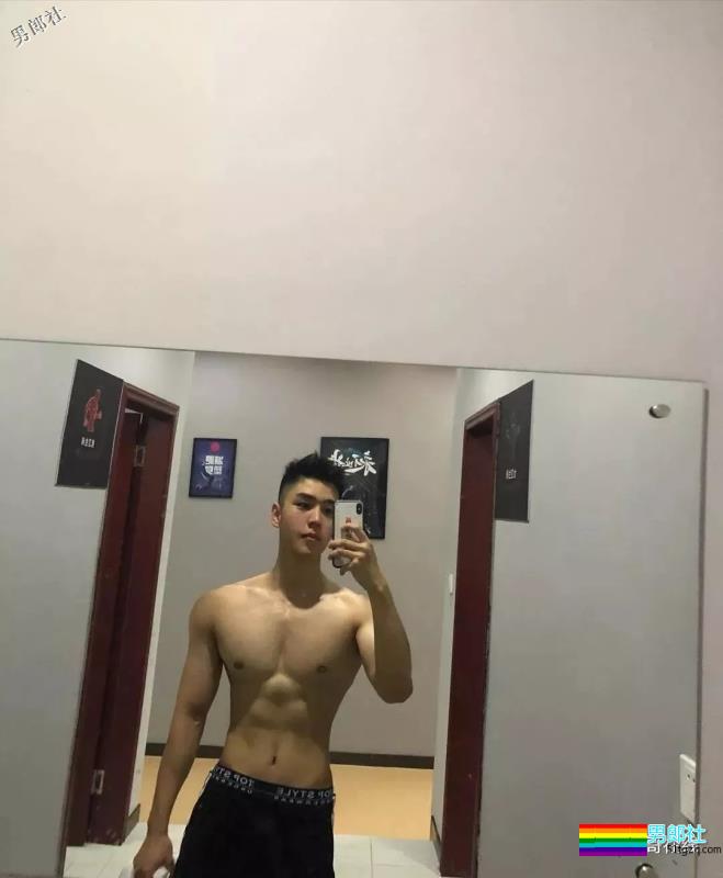 白嫩运动系肌肉男生太奔放，喜欢空挡健身秀身材，实力真是不俗！ - 51虹马