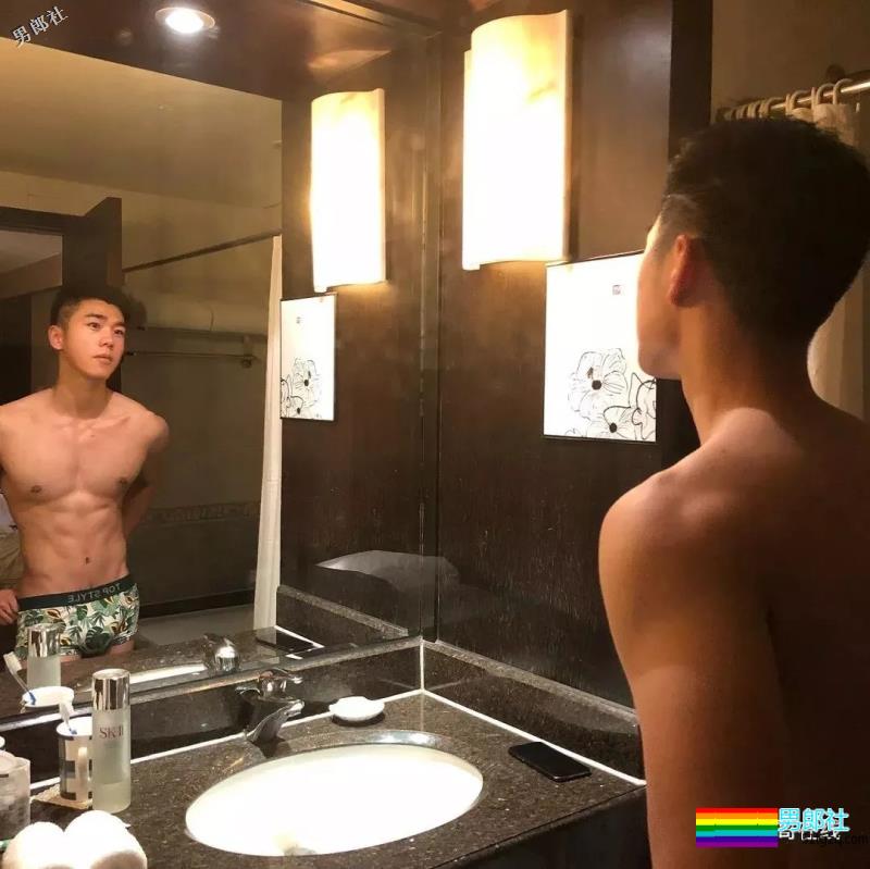 白嫩运动系肌肉男生太奔放，喜欢空挡健身秀身材，实力真是不俗！ - 51虹马