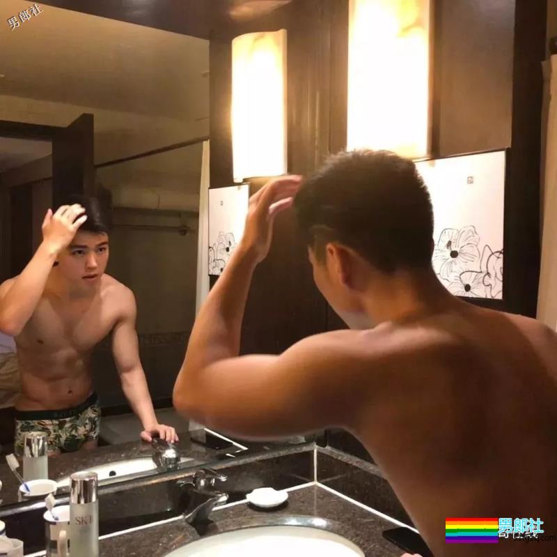 白嫩运动系肌肉男生太奔放，喜欢空挡健身秀身材，实力真是不俗！ - 51虹马