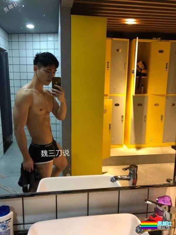 白嫩运动系肌肉男生太奔放，喜欢空挡健身秀身材，实力真是不俗！ - 51虹马