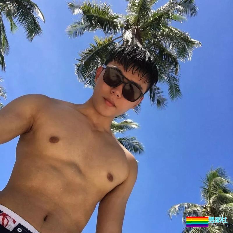 白嫩运动系肌肉男生太奔放，喜欢空挡健身秀身材，实力真是不俗！ - 51虹马