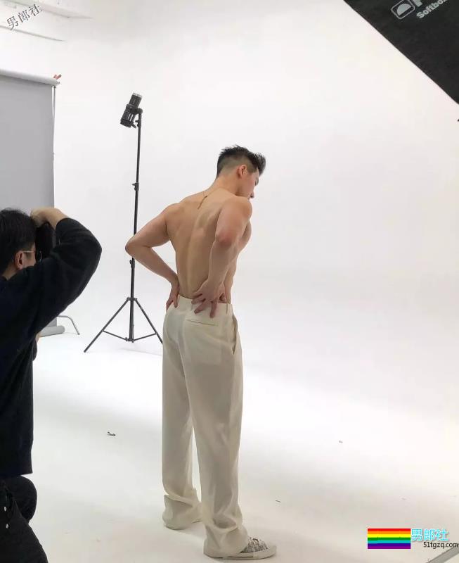 来自韩国的平面模特，谁会拒绝这样一个倒三角身材的男人呢？ - 51虹马