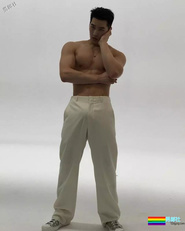 来自韩国的平面模特，谁会拒绝这样一个倒三角身材的男人呢？ - 51虹马