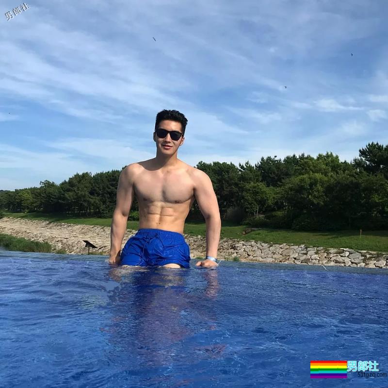 来自韩国的平面模特，谁会拒绝这样一个倒三角身材的男人呢？ - 51虹马