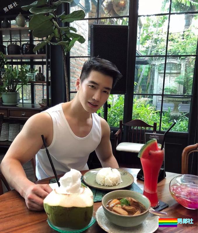 来自韩国的平面模特，谁会拒绝这样一个倒三角身材的男人呢？ - 51虹马