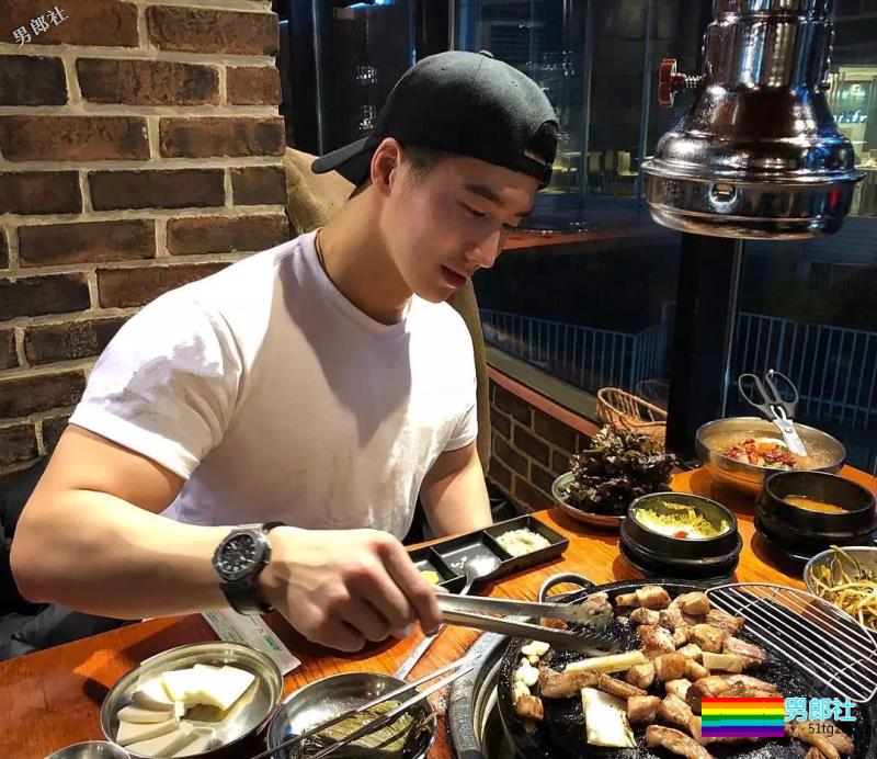 来自韩国的平面模特，谁会拒绝这样一个倒三角身材的男人呢？ - 51虹马