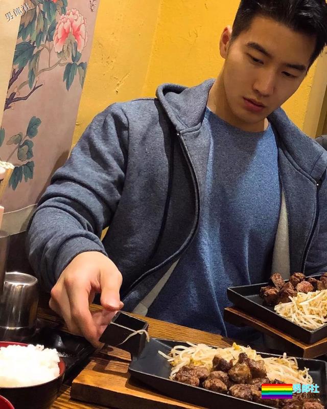 来自韩国的平面模特，谁会拒绝这样一个倒三角身材的男人呢？ - 51虹马