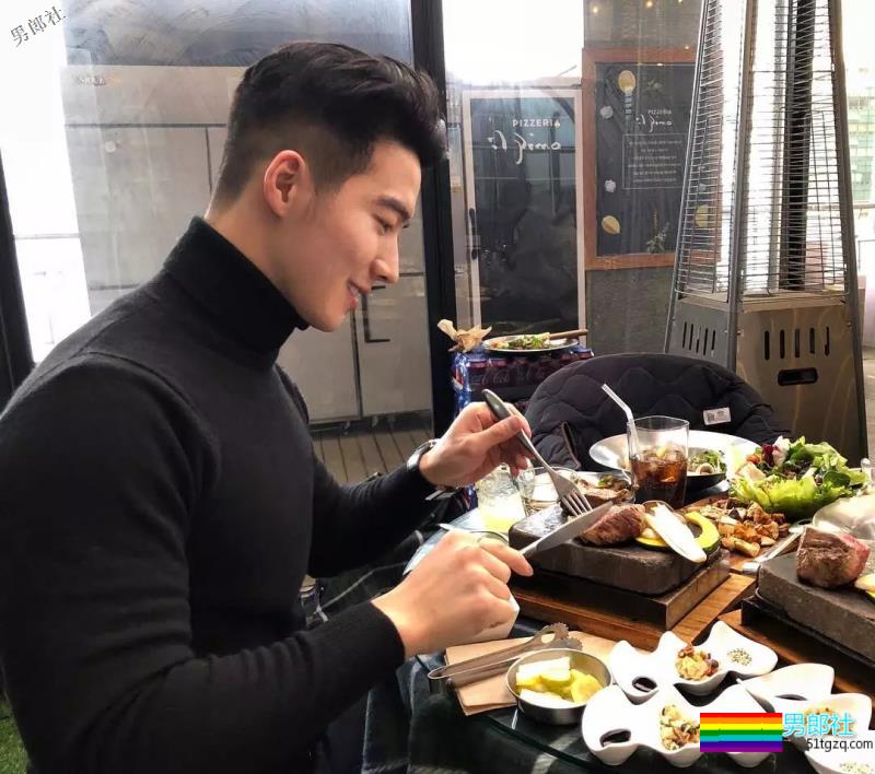 来自韩国的平面模特，谁会拒绝这样一个倒三角身材的男人呢？ - 51虹马