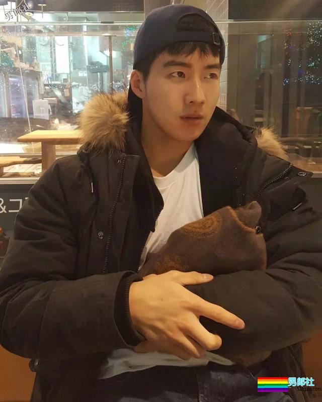 来自韩国的平面模特，谁会拒绝这样一个倒三角身材的男人呢？ - 51虹马