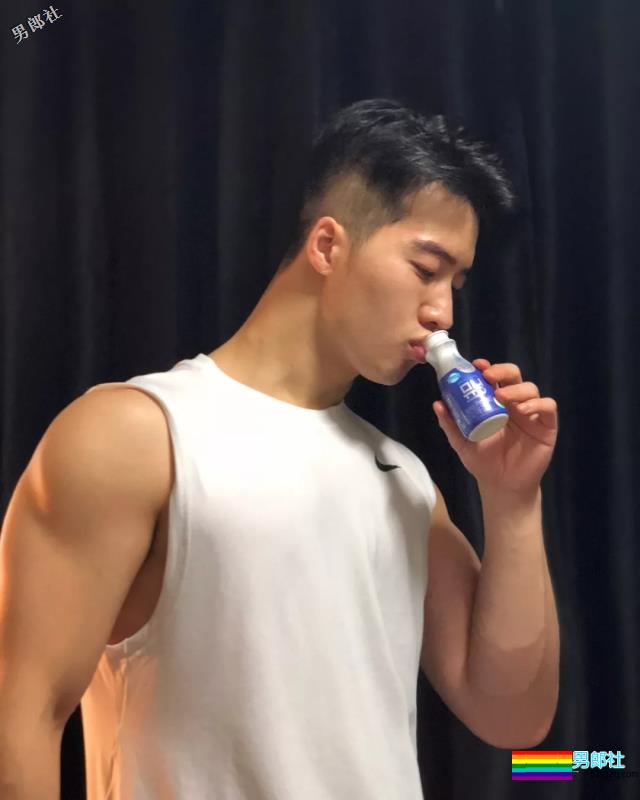 来自韩国的平面模特，谁会拒绝这样一个倒三角身材的男人呢？ - 51虹马