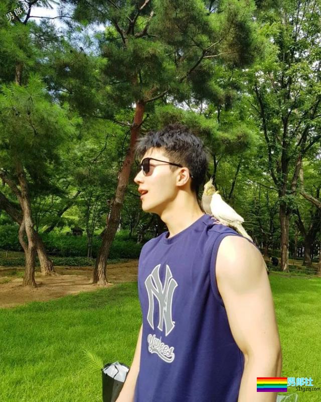 来自韩国的平面模特，谁会拒绝这样一个倒三角身材的男人呢？ - 51虹马