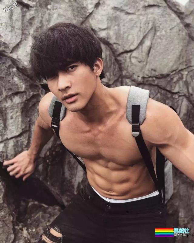 长腿腹气帅气运动男！演过体育生，腱子肉身材A爆了！ - 51虹马