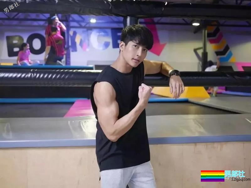 长腿腹气帅气运动男！演过体育生，腱子肉身材A爆了！ - 51虹马