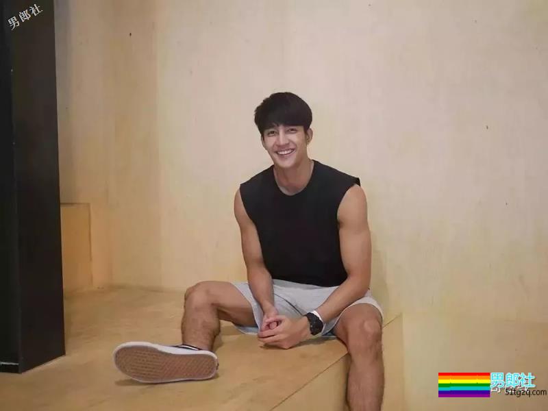 长腿腹气帅气运动男！演过体育生，腱子肉身材A爆了！ - 51虹马