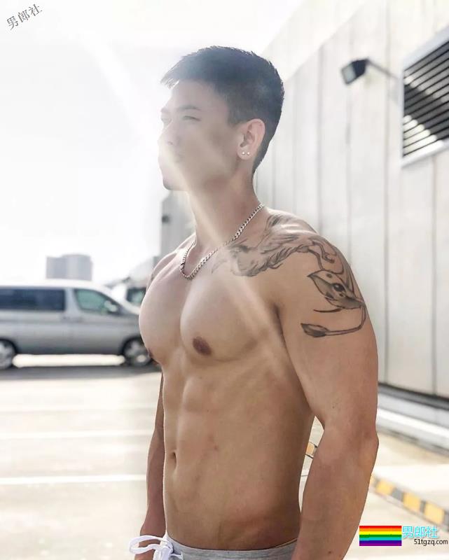 D杯大胸肌圈粉无数的小狼狗,竟和肌肉帅哥在一起了~ - 51虹马 D杯大胸肌圈粉无数的小狼狗,竟和肌肉帅哥在一起了~ - 51虹马