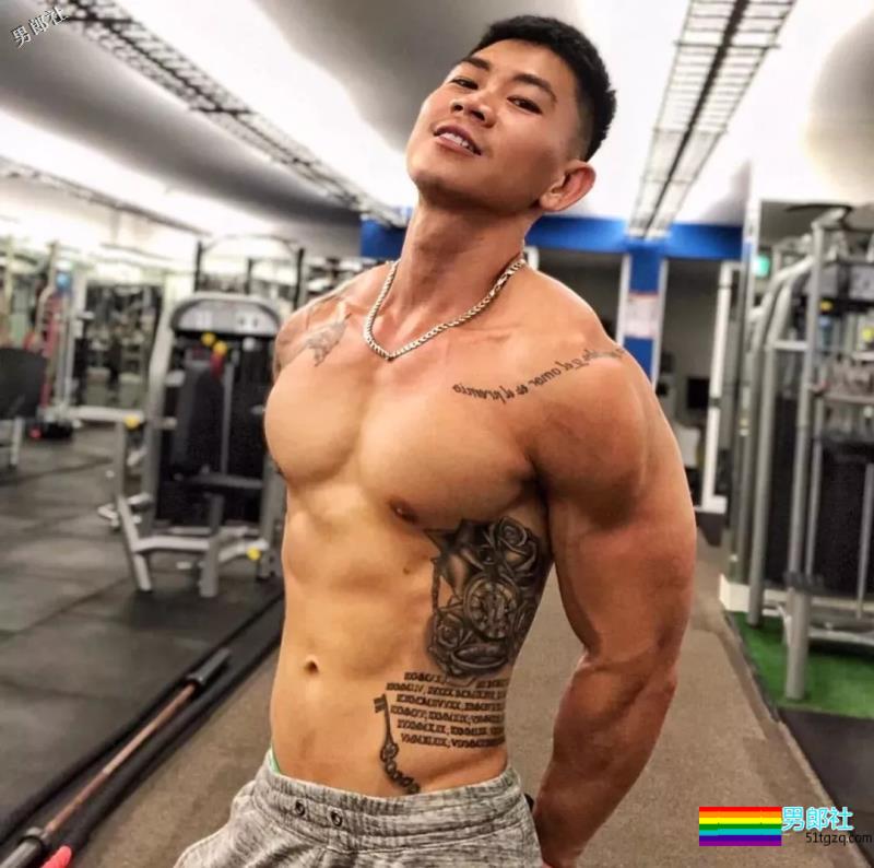 D杯大胸肌圈粉无数的小狼狗，竟和肌肉帅哥在一起了~ - 51虹马