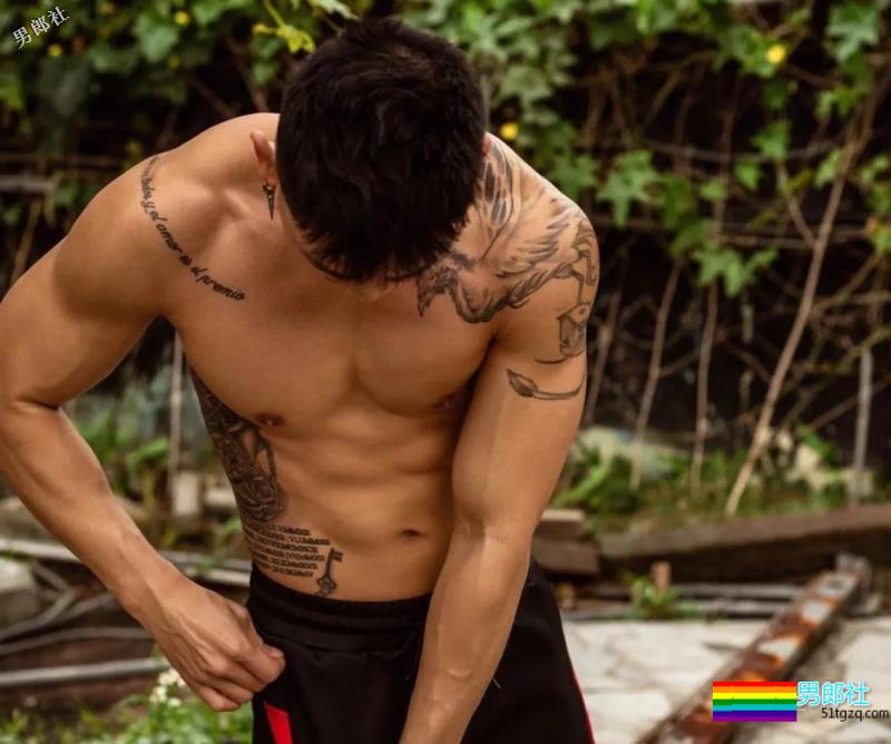 D杯大胸肌圈粉无数的小狼狗,竟和肌肉帅哥在一起了~ - 51虹马 D杯大胸肌圈粉无数的小狼狗,竟和肌肉帅哥在一起了~ - 51虹马