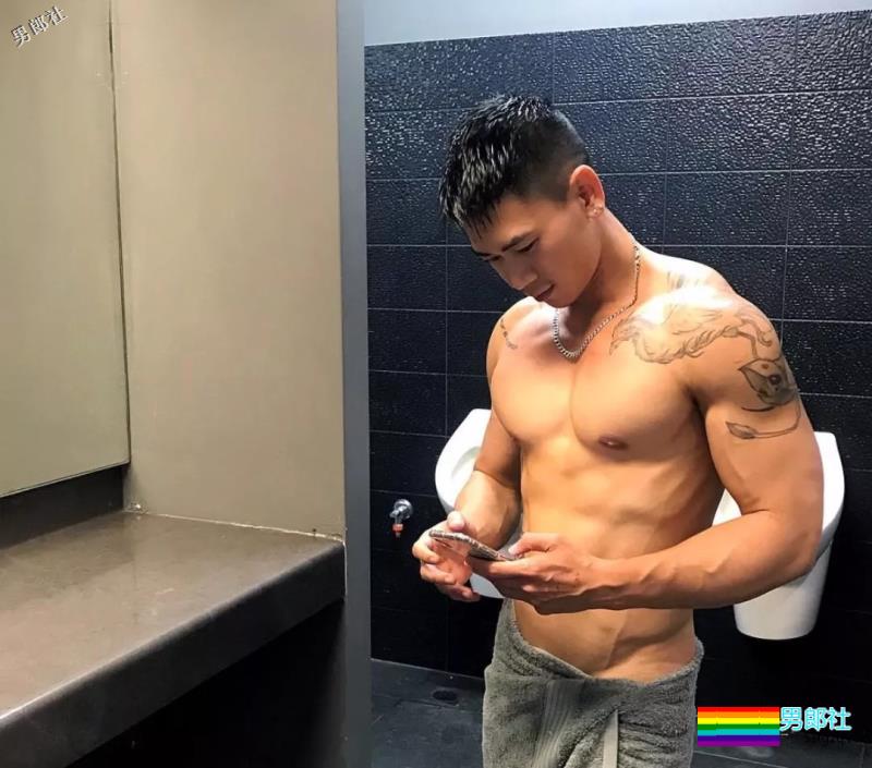 D杯大胸肌圈粉无数的小狼狗，竟和肌肉帅哥在一起了~ - 51虹马