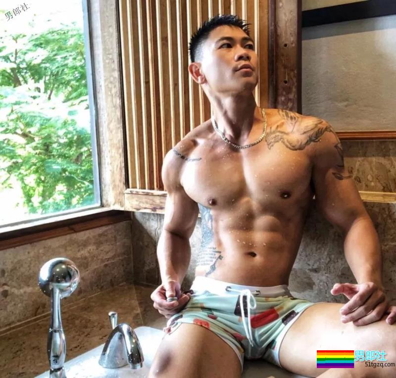 D杯大胸肌圈粉无数的小狼狗，竟和肌肉帅哥在一起了~ - 51虹马