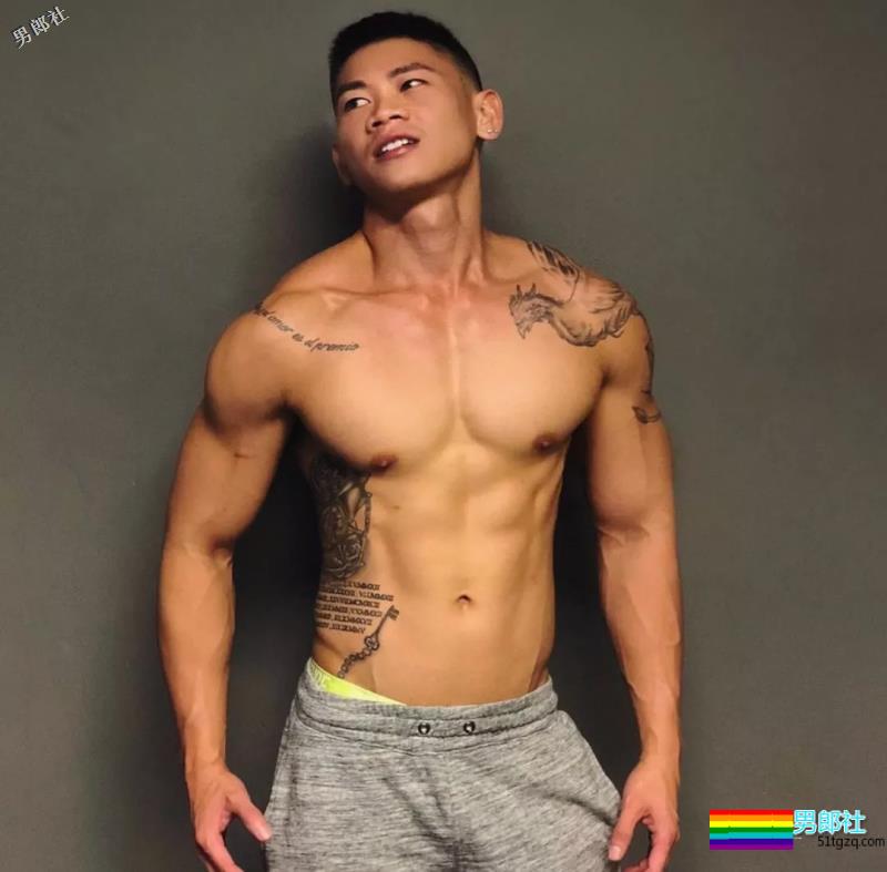 D杯大胸肌圈粉无数的小狼狗，竟和肌肉帅哥在一起了~ - 51虹马