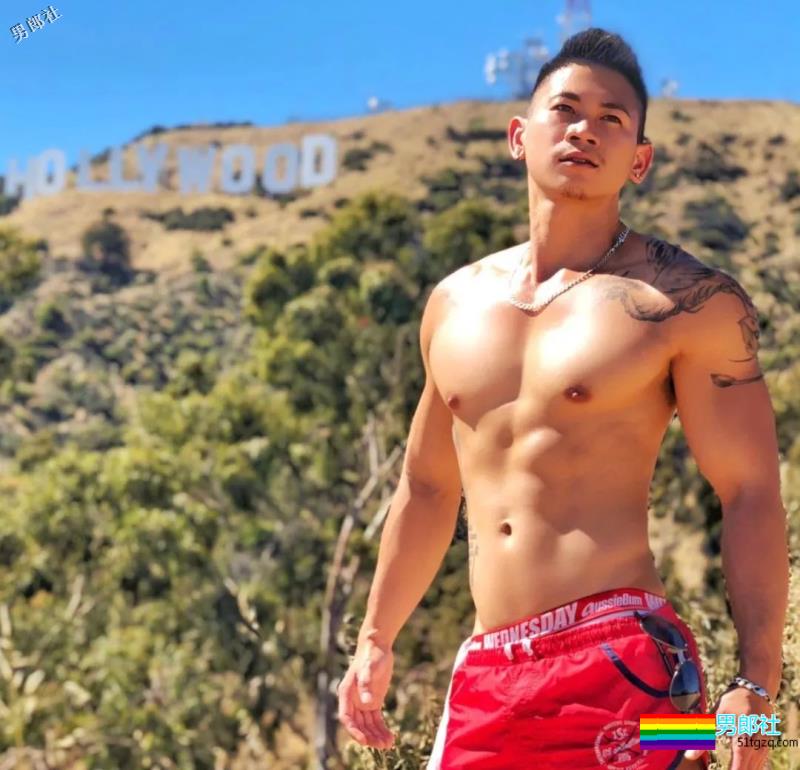 D杯大胸肌圈粉无数的小狼狗，竟和肌肉帅哥在一起了~ - 51虹马