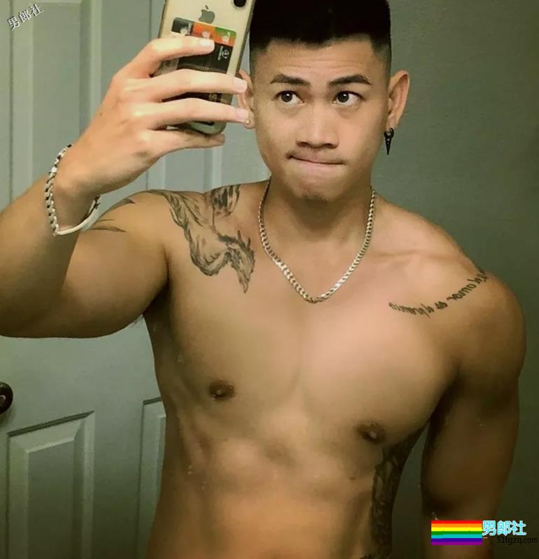 D杯大胸肌圈粉无数的小狼狗，竟和肌肉帅哥在一起了~ - 51虹马