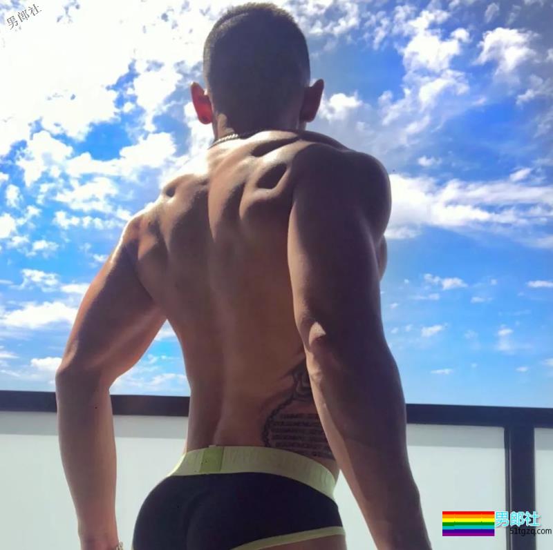 D杯大胸肌圈粉无数的小狼狗，竟和肌肉帅哥在一起了~ - 51虹马