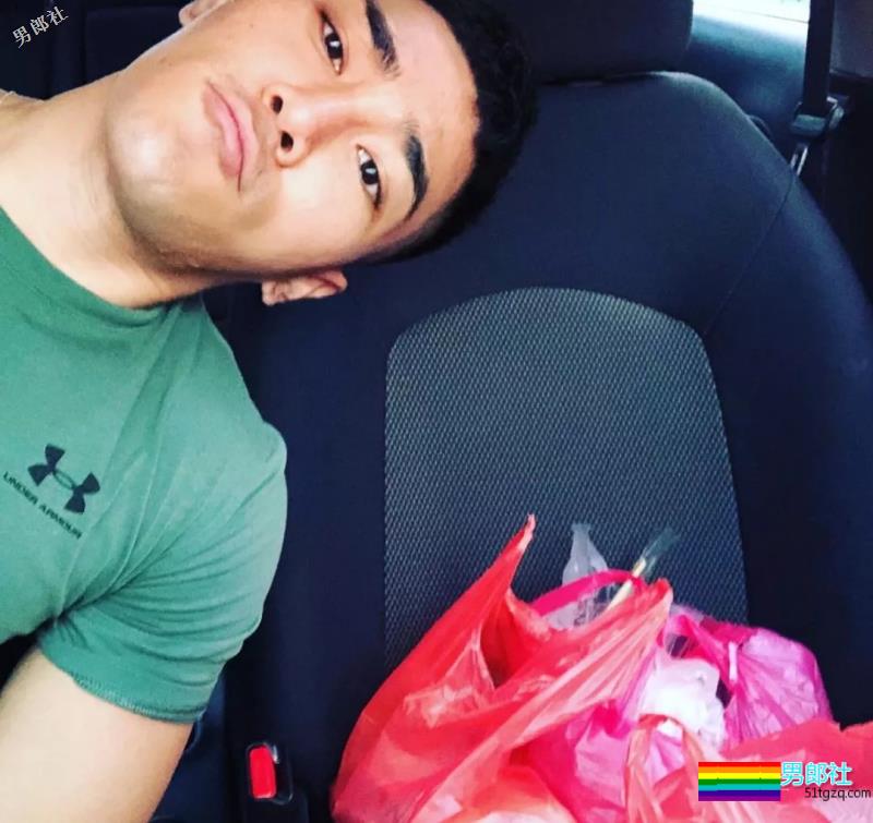 D杯大胸肌圈粉无数的小狼狗，竟和肌肉帅哥在一起了~ - 51虹马