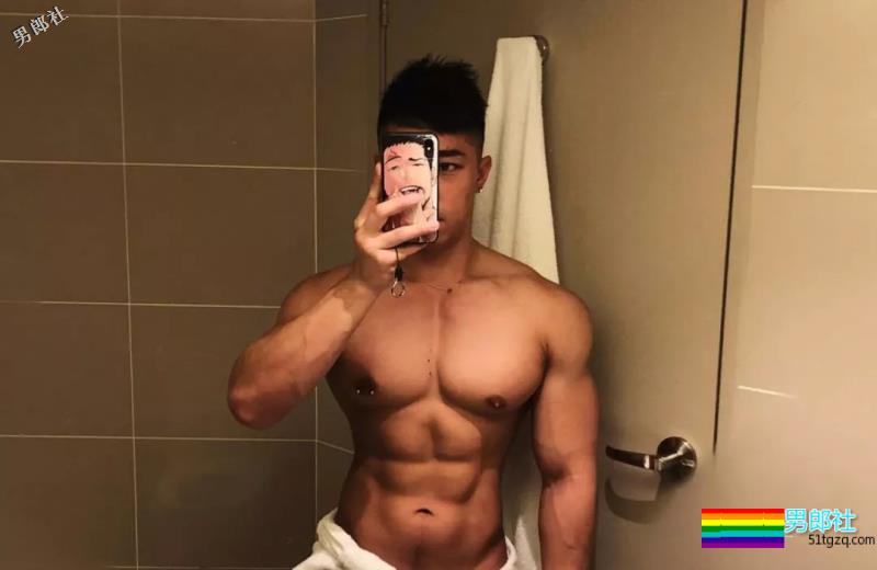 D杯大胸肌圈粉无数的小狼狗，竟和肌肉帅哥在一起了~ - 51虹马