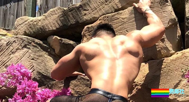 D杯大胸肌圈粉无数的小狼狗，竟和肌肉帅哥在一起了~ - 51虹马