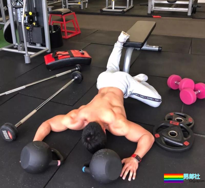 D杯大胸肌圈粉无数的小狼狗，竟和肌肉帅哥在一起了~ - 51虹马