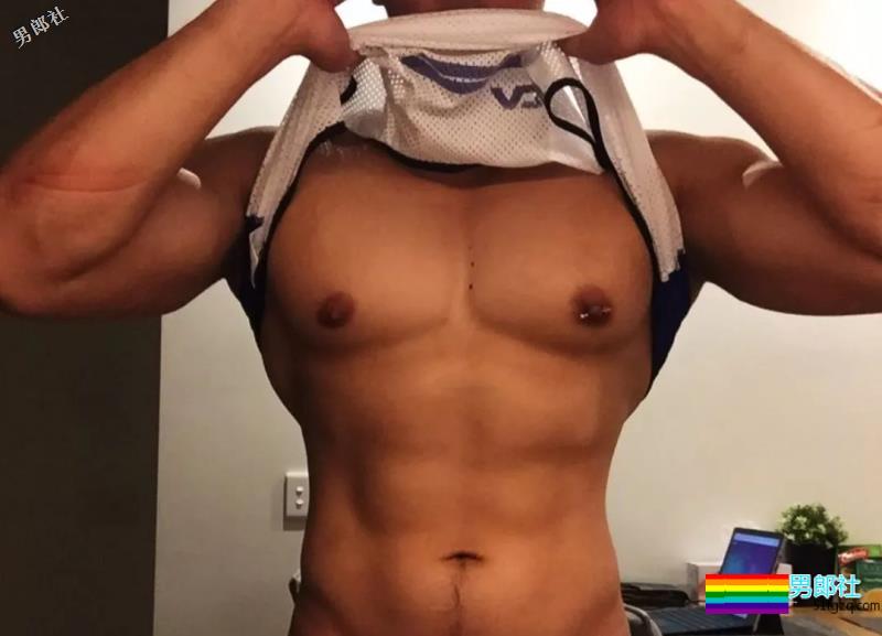 D杯大胸肌圈粉无数的小狼狗，竟和肌肉帅哥在一起了~ - 51虹马