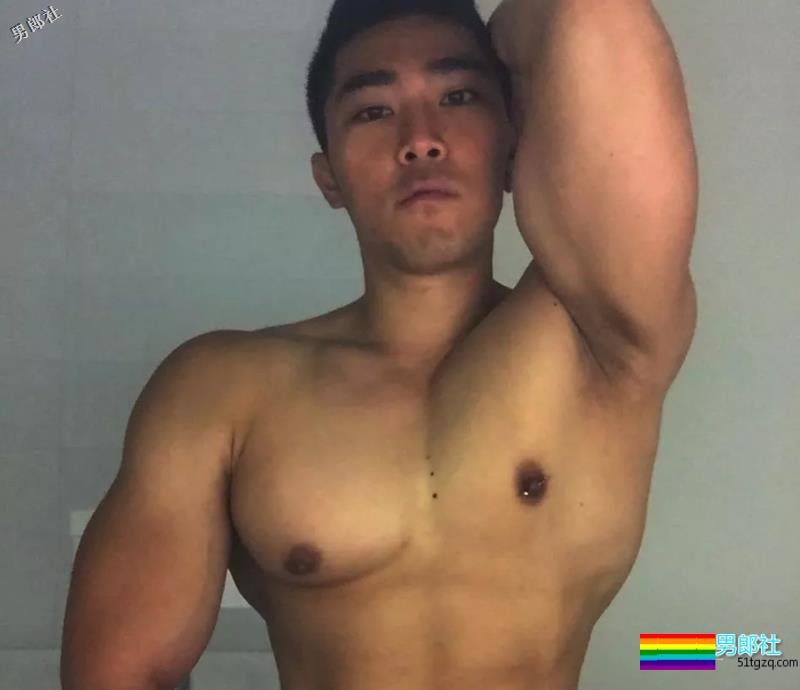 D杯大胸肌圈粉无数的小狼狗，竟和肌肉帅哥在一起了~ - 51虹马