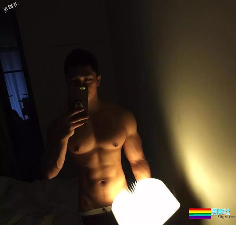 D杯大胸肌圈粉无数的小狼狗，竟和肌肉帅哥在一起了~ - 51虹马