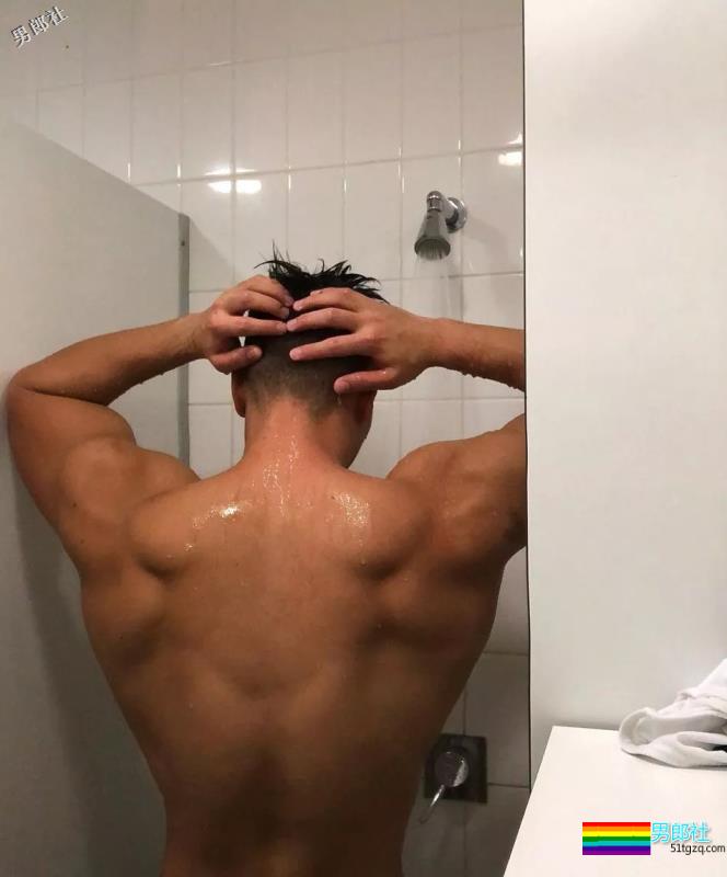 D杯大胸肌圈粉无数的小狼狗，竟和肌肉帅哥在一起了~ - 51虹马