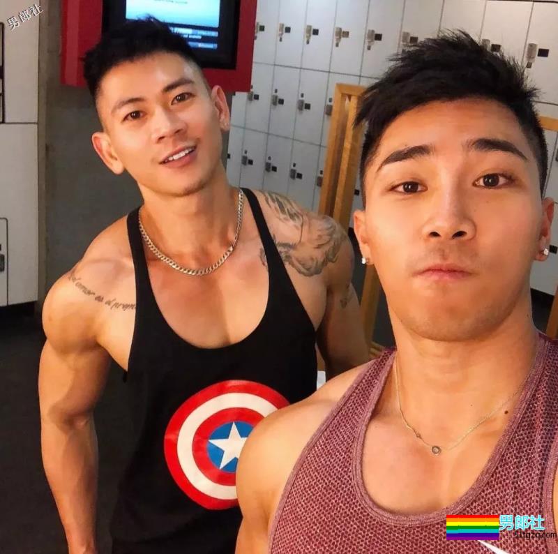 D杯大胸肌圈粉无数的小狼狗，竟和肌肉帅哥在一起了~ - 51虹马