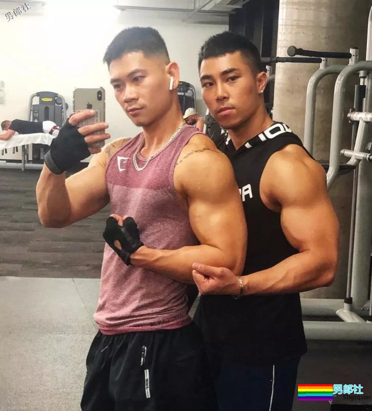 D杯大胸肌圈粉无数的小狼狗，竟和肌肉帅哥在一起了~ - 51虹马