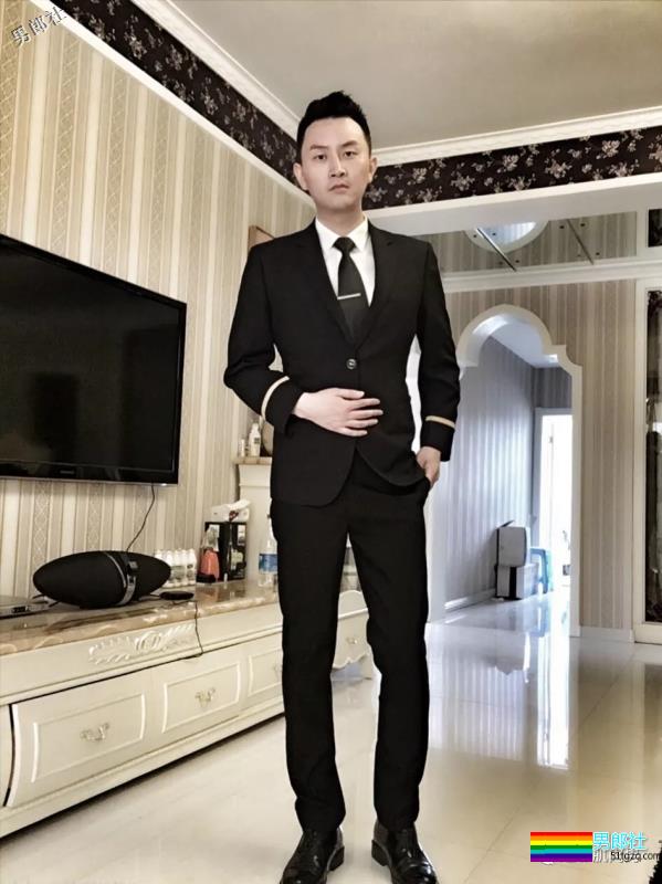 帅气空少酒店自拍开撩，居然还是大胸大长腿哦！ - 51虹马