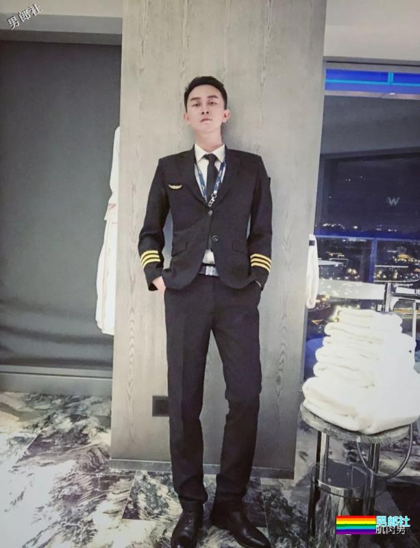 帅气空少酒店自拍开撩，居然还是大胸大长腿哦！ - 51虹马