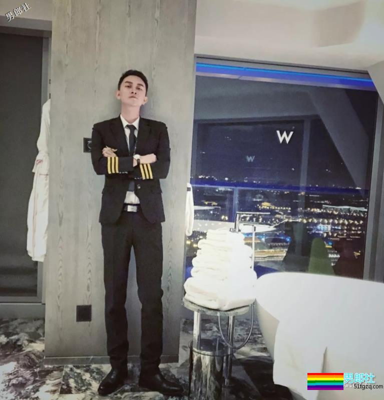 帅气空少酒店自拍开撩，居然还是大胸大长腿哦！ - 51虹马