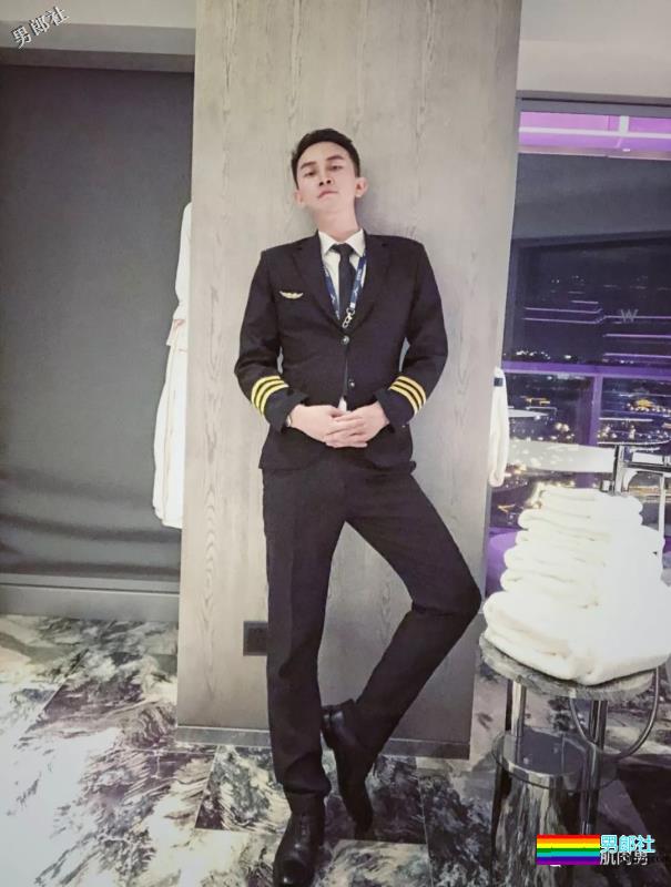 帅气空少酒店自拍开撩，居然还是大胸大长腿哦！ - 51虹马