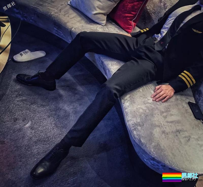 帅气空少酒店自拍开撩，居然还是大胸大长腿哦！ - 51虹马