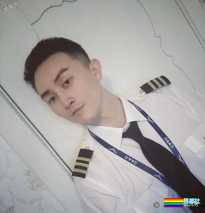 帅气空少酒店自拍开撩，居然还是大胸大长腿哦！ - 51虹马