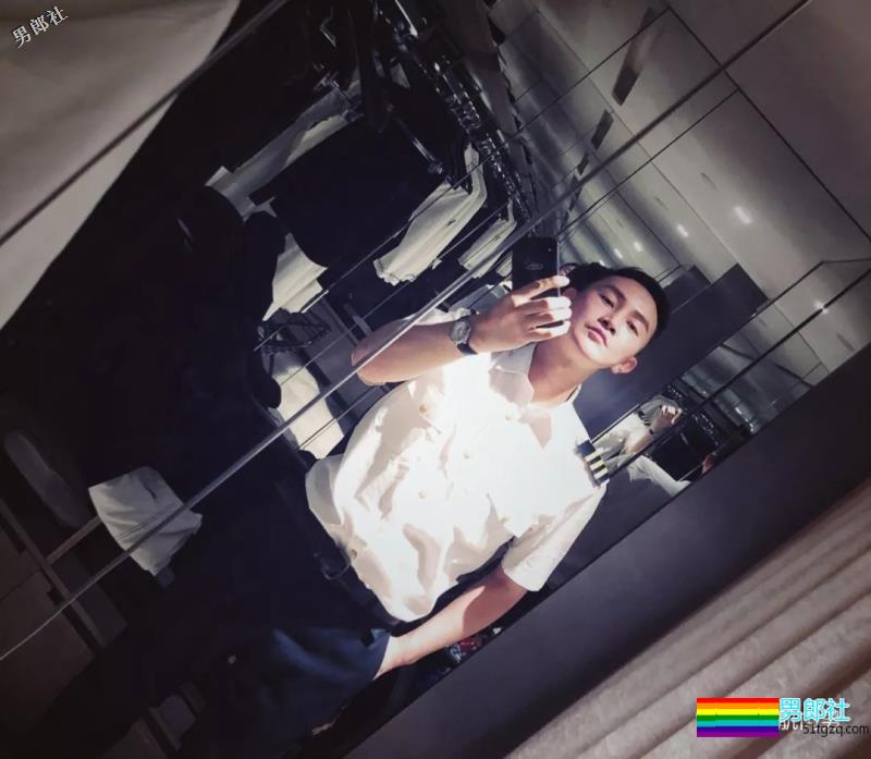 帅气空少酒店自拍开撩，居然还是大胸大长腿哦！ - 51虹马