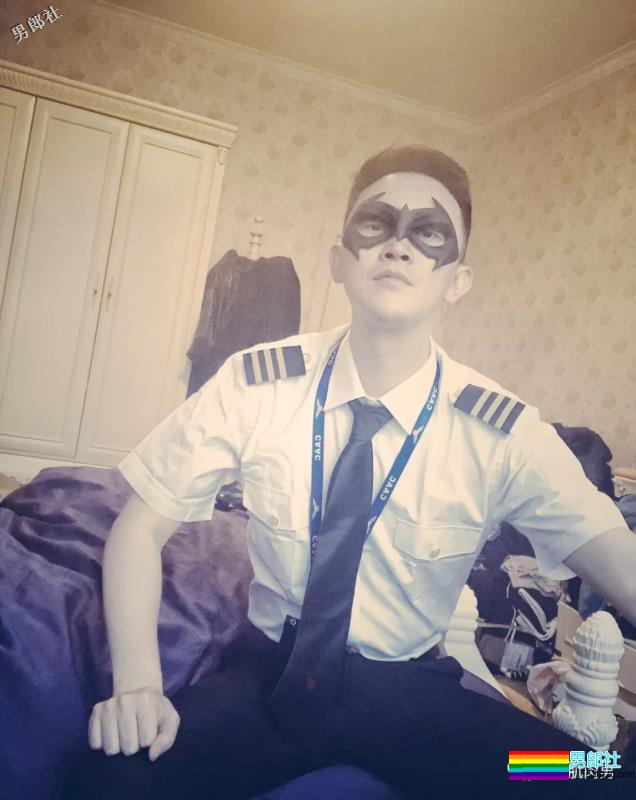 帅气空少酒店自拍开撩，居然还是大胸大长腿哦！ - 51虹马