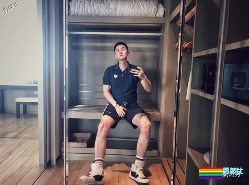 帅气空少酒店自拍开撩，居然还是大胸大长腿哦！ - 51虹马